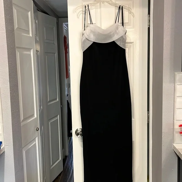 Night Way Collections. Beautiful long black evening dress. Size 8 never worn - Picture 2 of 15